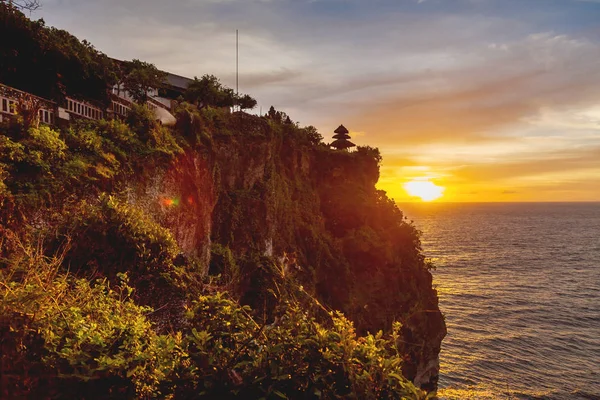 Pura Luhur Uluwatu günbatımında. Bali Adası, Endonezya.