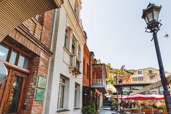 TBILISI, GEORGIA - 01 maggio 2017. Parte vecchia della città con caffetteria, ristoranti, marciapiedi acciottolati ed edifici antichi . — Foto Stock