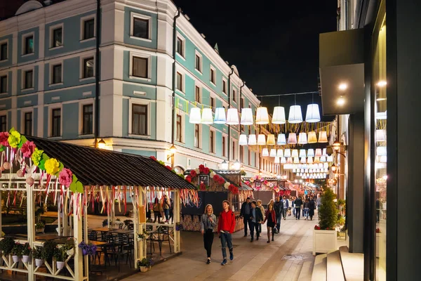 Moskova, Rusya - 02 Mayıs 2016. Moskova bahar sokak festivali. Renkli Fuar ışıklı dekorasyon çiçek. İnsanlar akşam.