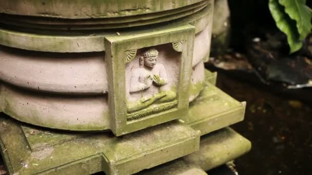 Statue de Bouddha au pied de la fontaine. Wat Saket Colden montagne. Bangkok, Thaïlande . — Video