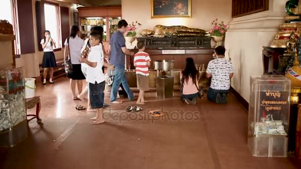 BANGKOK, THAÏLANDE - 22 octobre 2012. Les gens prient à la statue dorée du Bouddha couché. Wat Saket Ratcha Wora Maha Wihan Golden Mountain  . — Video