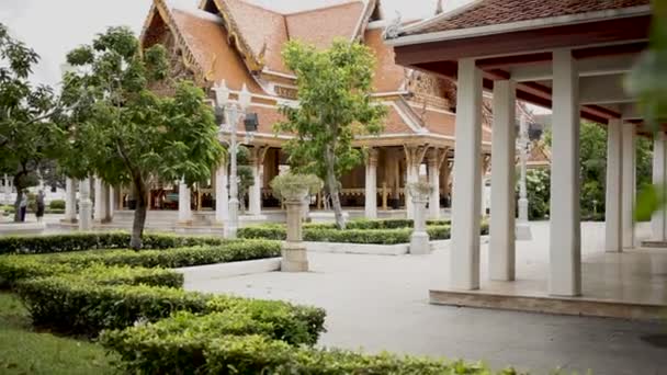 Buddhistiskt tempel på stranden av floden Chao Phraya. Bangkok, Thailand. — Stockvideo