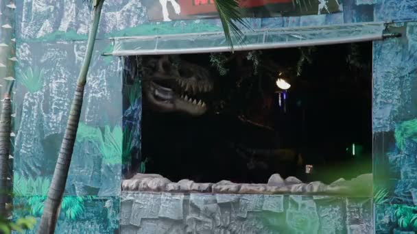 BANGKOK, THAILANDIA - 25 ottobre 2012. Dinosauro meccanico testa attirare i turisti per l'attrazione. Zoo di Dusit . — Video Stock