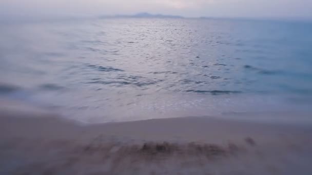 Surf marino. olas golpeando en la orilla de la arena. Pattaya, Tailandia. Disparo con lente bebé dulce 35mm — Vídeos de Stock