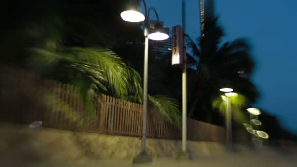 Vicolo lungo il mare, illuminato da lanterne. Girato con lente Baby Sweet 35mm — Video Stock