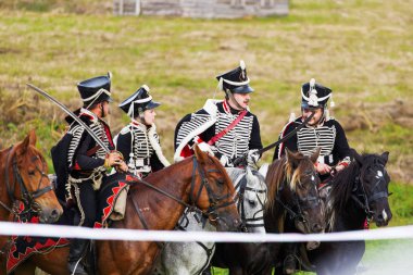 Borodino, Rusya Federasyonu - 02 Eylül 2017 - canlandırma Borodino (1812 yılın Vatanseverlik Savaşı) savaş. Turistler çit yerlerden olan performansı dikkat et. Moscow region, Rusya Federasyonu.