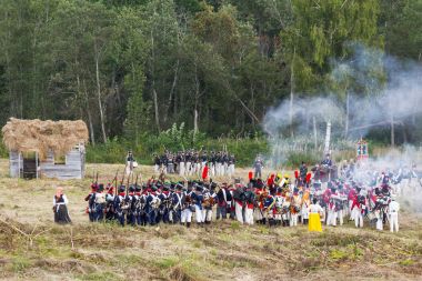 Borodino, Rusya Federasyonu - 02 Eylül 2017 - canlandırma Borodino (1812 yılın Vatanseverlik Savaşı) savaş. Turistler çit yerlerden olan performansı dikkat et. Moscow region, Rusya Federasyonu.