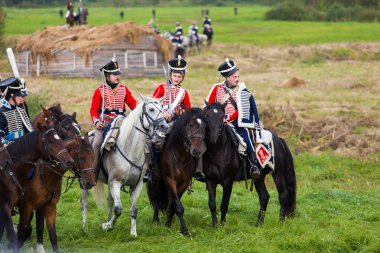Borodino, Rusya Federasyonu - 02 Eylül 2017 - canlandırma Borodino (1812 yılın Vatanseverlik Savaşı) savaş. Turistler çit yerlerden olan performansı dikkat et. Moscow region, Rusya Federasyonu.