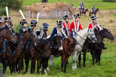 Borodino, Rusya Federasyonu - 02 Eylül 2017 - canlandırma Borodino (1812 yılın Vatanseverlik Savaşı) savaş. Turistler çit yerlerden olan performansı dikkat et. Moscow region, Rusya Federasyonu.