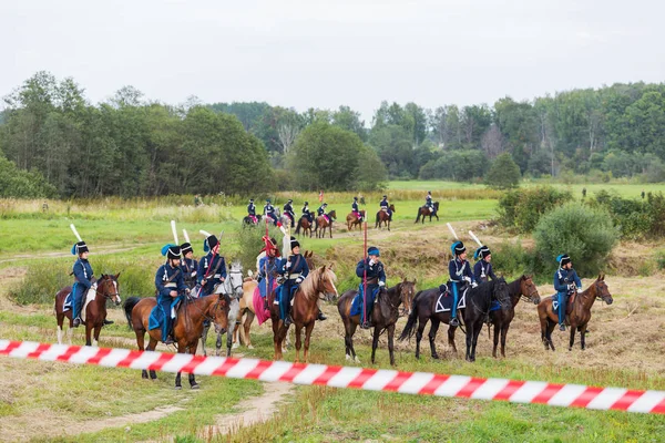 Borodino, Rusya Federasyonu - 02 Eylül 2017 - canlandırma Borodino (1812 yılın Vatanseverlik Savaşı) savaş. Turistler çit yerlerden olan performansı dikkat et. Moscow region, Rusya Federasyonu.