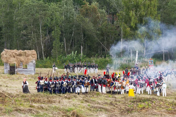 Borodino, Rusya Federasyonu - 02 Eylül 2017 - canlandırma Borodino (1812 yılın Vatanseverlik Savaşı) savaş. Turistler çit yerlerden olan performansı dikkat et. Moscow region, Rusya Federasyonu.