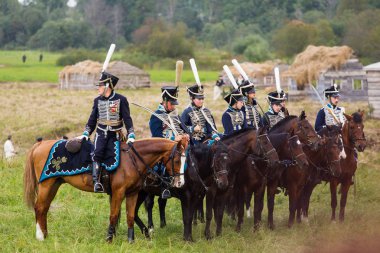 Borodino, Rusya Federasyonu - 02 Eylül 2017 - canlandırma Borodino (1812 yılın Vatanseverlik Savaşı) savaş. Turistler çit yerlerden olan performansı dikkat et. Moscow region, Rusya Federasyonu.