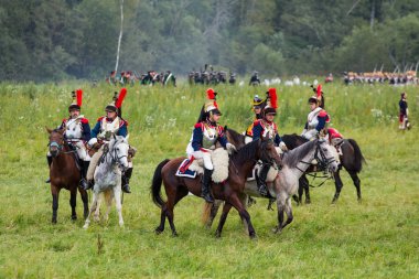 Borodino, Rusya Federasyonu - 02 Eylül 2017 - canlandırma Borodino (1812 yılın Vatanseverlik Savaşı) savaş. Turistler çit yerlerden olan performansı dikkat et. Moscow region, Rusya Federasyonu.