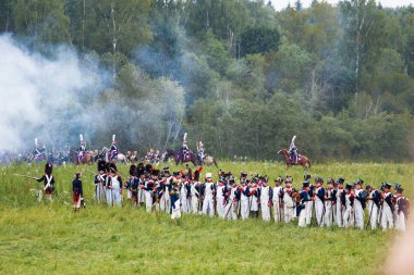 Borodino, Rusya Federasyonu - 02 Eylül 2017 - canlandırma Borodino (1812 yılın Vatanseverlik Savaşı) savaş. Turistler çit yerlerden olan performansı dikkat et. Moscow region, Rusya Federasyonu.