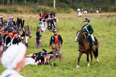Borodino, Rusya Federasyonu - 02 Eylül 2017 - canlandırma Borodino (1812 yılın Vatanseverlik Savaşı) savaş. Turistler çit yerlerden olan performansı dikkat et. Moscow region, Rusya Federasyonu.