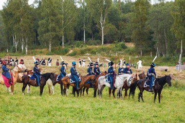 Borodino, Rusya Federasyonu - 02 Eylül 2017 - canlandırma Borodino (1812 yılın Vatanseverlik Savaşı) savaş. Turistler çit yerlerden olan performansı dikkat et. Moscow region, Rusya Federasyonu.