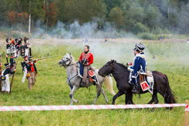 Borodino, Rusya Federasyonu - 02 Eylül 2017 - canlandırma Borodino (1812 yılın Vatanseverlik Savaşı) savaş. Turistler çit yerlerden olan performansı dikkat et. Moscow region, Rusya Federasyonu.
