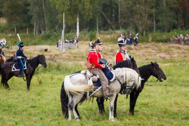 Borodino, Rusya Federasyonu - 02 Eylül 2017 - canlandırma Borodino (1812 yılın Vatanseverlik Savaşı) savaş. Turistler çit yerlerden olan performansı dikkat et. Moscow region, Rusya Federasyonu.