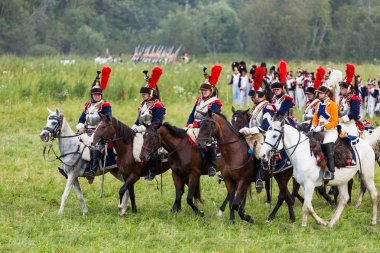 Borodino, Rusya Federasyonu - 02 Eylül 2017 - canlandırma Borodino (1812 yılın Vatanseverlik Savaşı) savaş. Turistler çit yerlerden olan performansı dikkat et. Moscow region, Rusya Federasyonu.