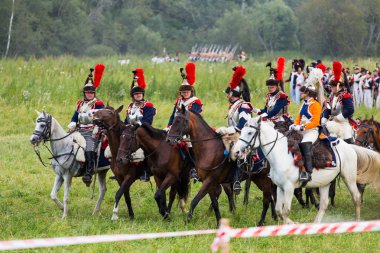 Borodino, Rusya Federasyonu - 02 Eylül 2017 - canlandırma Borodino (1812 yılın Vatanseverlik Savaşı) savaş. Turistler çit yerlerden olan performansı dikkat et. Moscow region, Rusya Federasyonu.