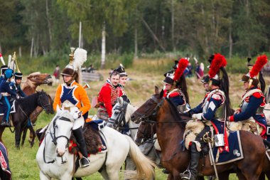 Borodino, Rusya Federasyonu - 02 Eylül 2017 - canlandırma Borodino (1812 yılın Vatanseverlik Savaşı) savaş. Turistler çit yerlerden olan performansı dikkat et. Moscow region, Rusya Federasyonu.