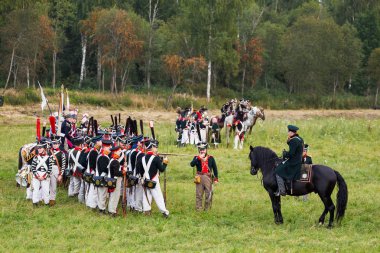Borodino, Rusya Federasyonu - 02 Eylül 2017 - canlandırma Borodino (1812 yılın Vatanseverlik Savaşı) savaş. Turistler çit yerlerden olan performansı dikkat et. Moscow region, Rusya Federasyonu.