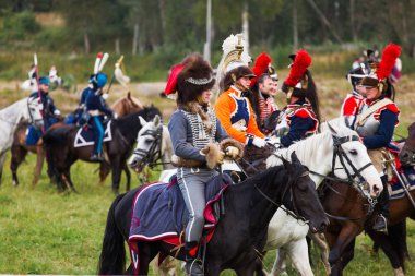 Borodino, Rusya Federasyonu - 02 Eylül 2017 - canlandırma Borodino (1812 yılın Vatanseverlik Savaşı) savaş. Turistler çit yerlerden olan performansı dikkat et. Moscow region, Rusya Federasyonu.