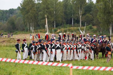 Borodino, Rusya Federasyonu - 02 Eylül 2017 - canlandırma Borodino (1812 yılın Vatanseverlik Savaşı) savaş. Turistler çit yerlerden olan performansı dikkat et. Moscow region, Rusya Federasyonu.