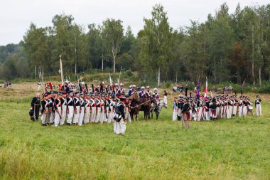Borodino, Rusya Federasyonu - 02 Eylül 2017 - canlandırma Borodino (1812 yılın Vatanseverlik Savaşı) savaş. Turistler çit yerlerden olan performansı dikkat et. Moscow region, Rusya Federasyonu.