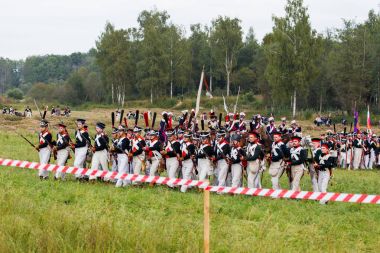 Borodino, Rusya Federasyonu - 02 Eylül 2017 - canlandırma Borodino (1812 yılın Vatanseverlik Savaşı) savaş. Turistler çit yerlerden olan performansı dikkat et. Moscow region, Rusya Federasyonu.