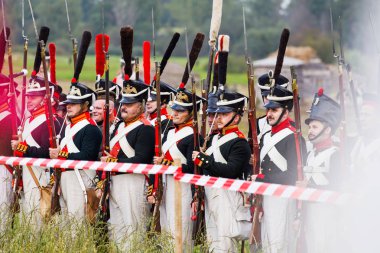 Borodino, Rusya Federasyonu - 02 Eylül 2017 - canlandırma Borodino (1812 yılın Vatanseverlik Savaşı) savaş. Turistler çit yerlerden olan performansı dikkat et. Moscow region, Rusya Federasyonu.