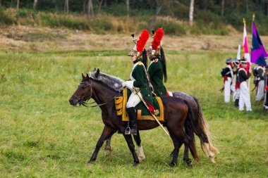 Borodino, Rusya Federasyonu - 02 Eylül 2017 - canlandırma Borodino (1812 yılın Vatanseverlik Savaşı) savaş. Turistler çit yerlerden olan performansı dikkat et. Moscow region, Rusya Federasyonu.