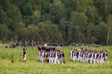 Borodino, Rusya Federasyonu - 02 Eylül 2017 - canlandırma Borodino (1812 yılın Vatanseverlik Savaşı) savaş. Turistler çit yerlerden olan performansı dikkat et. Moscow region, Rusya Federasyonu.