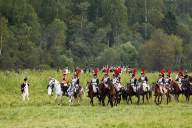 Borodino, Rusya Federasyonu - 02 Eylül 2017 - canlandırma Borodino (1812 yılın Vatanseverlik Savaşı) savaş. Turistler çit yerlerden olan performansı dikkat et. Moscow region, Rusya Federasyonu.