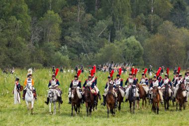 Borodino, Rusya Federasyonu - 02 Eylül 2017 - canlandırma Borodino (1812 yılın Vatanseverlik Savaşı) savaş. Turistler çit yerlerden olan performansı dikkat et. Moscow region, Rusya Federasyonu.