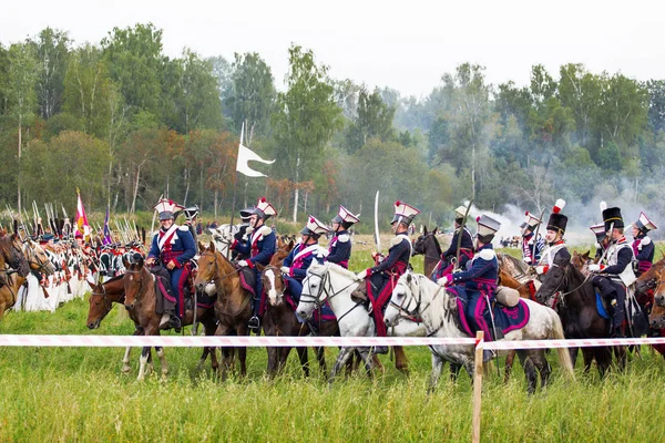 BORODINO, RUSSIA - September 02, 2017 - Reenactment of the battle of Borodino (the Patriotic war of 1812 year). Tourists watch the performance from from the fenced places. Moscow region, Russia. — Stock Photo, Image