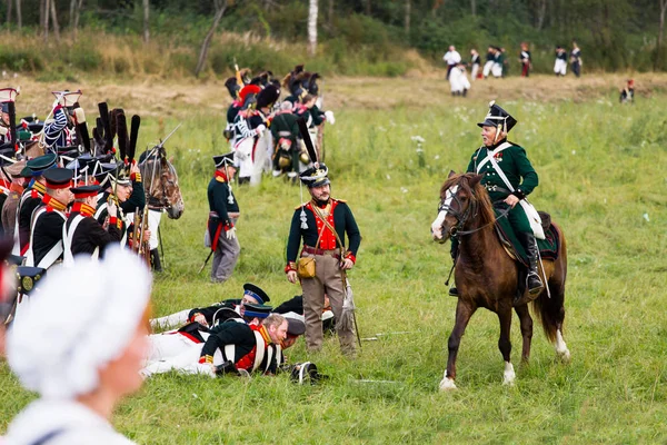 BORODINO, RUSIA - 02 de septiembre de 2017 - Representación de la batalla de Borodino (la guerra patriótica de 1812 años). Los turistas ven la actuación desde los lugares cercados. Región de Moscú, Rusia . — Foto de Stock