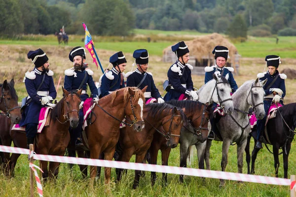 Borodino, Ρωσία - 02 Σεπτεμβρίου 2017 - αναπαράσταση της μάχης του Borodino (το πατριωτικό πόλεμο του 1812 έτους). Οι τουρίστες να παρακολουθήσετε την απόδοση από την περιφραγμένη θέσεις. Περιφέρεια Μόσχας, Ρωσία. — Φωτογραφία Αρχείου