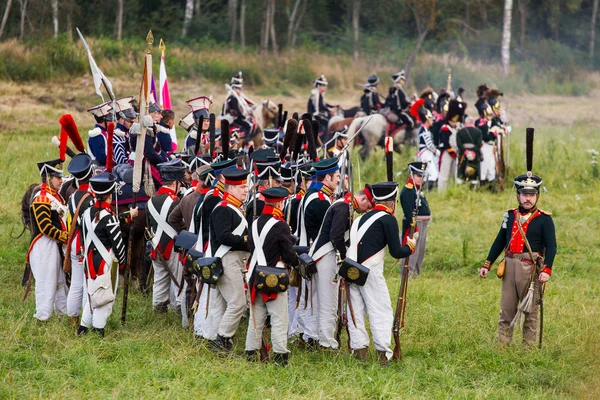 Borodino, Rusya Federasyonu - 02 Eylül 2017 - canlandırma Borodino (1812 yılın Vatanseverlik Savaşı) savaş. Turistler çit yerlerden olan performansı dikkat et. Moscow region, Rusya Federasyonu.