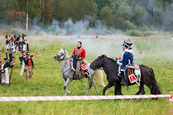 Borodino, Rusya Federasyonu - 02 Eylül 2017 - canlandırma Borodino (1812 yılın Vatanseverlik Savaşı) savaş. Turistler çit yerlerden olan performansı dikkat et. Moscow region, Rusya Federasyonu.