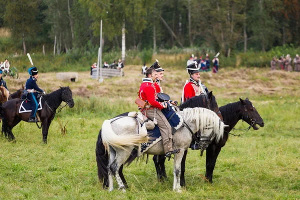 Borodino, Rusya Federasyonu - 02 Eylül 2017 - canlandırma Borodino (1812 yılın Vatanseverlik Savaşı) savaş. Turistler çit yerlerden olan performansı dikkat et. Moscow region, Rusya Federasyonu.