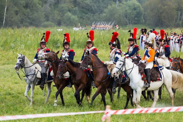 Borodino, Rusya Federasyonu - 02 Eylül 2017 - canlandırma Borodino (1812 yılın Vatanseverlik Savaşı) savaş. Turistler çit yerlerden olan performansı dikkat et. Moscow region, Rusya Federasyonu.