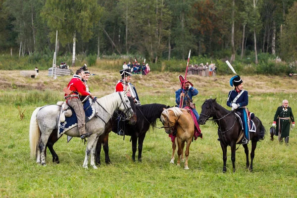 BORODINO, RUSIA - 02 de septiembre de 2017 - Representación de la batalla de Borodino (la guerra patriótica de 1812 años). Los turistas ven la actuación desde los lugares cercados. Región de Moscú, Rusia . — Foto de Stock