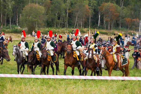 ボロジノ、ロシア - 2017 年 9 月 2 日 - ボロジノ (1812 年の愛国心が強い戦争) の戦いの再現。観光客は、フェンスで囲まれた場所からのパフォーマンスを見てください。モスクワ地域、ロシア. — ストック写真