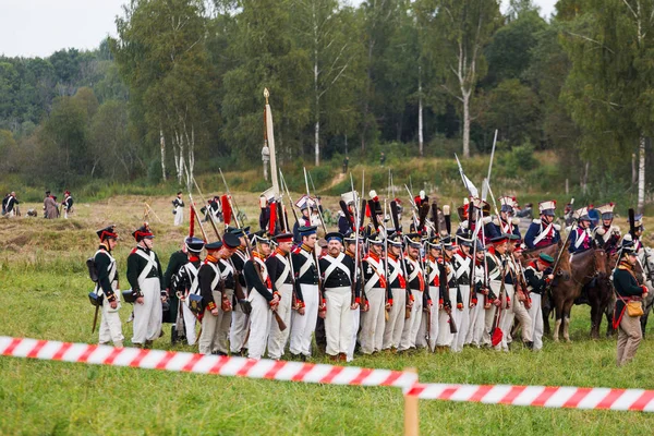 Borodino, Ρωσία - 02 Σεπτεμβρίου 2017 - αναπαράσταση της μάχης του Borodino (το πατριωτικό πόλεμο του 1812 έτους). Οι τουρίστες να παρακολουθήσετε την απόδοση από την περιφραγμένη θέσεις. Περιφέρεια Μόσχας, Ρωσία. — Φωτογραφία Αρχείου