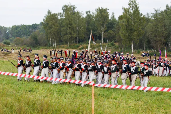 BORODINO, RUSSIA - September 02, 2017 - Reenactment of the battle of Borodino (the Patriotic war of 1812 year). Tourists watch the performance from from the fenced places. Moscow region, Russia. — Stock Photo, Image