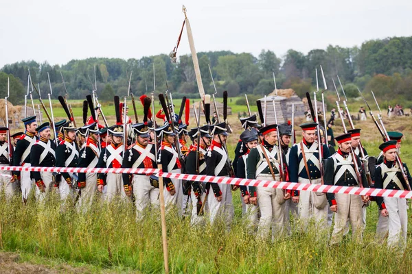 Borodino, russland - september 02, 2017 - nachstellung der schlacht von borodino (der patriotische krieg von 1812 jahr). Touristen verfolgen das Spektakel von den eingezäunten Plätzen aus. moskau, russland. — Stockfoto