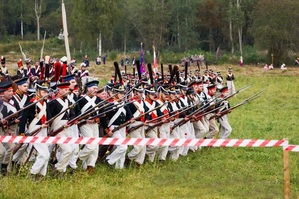 Borodino, Rusya Federasyonu - 02 Eylül 2017 - canlandırma Borodino (1812 yılın Vatanseverlik Savaşı) savaş. Turistler çit yerlerden olan performansı dikkat et. Moscow region, Rusya Federasyonu.