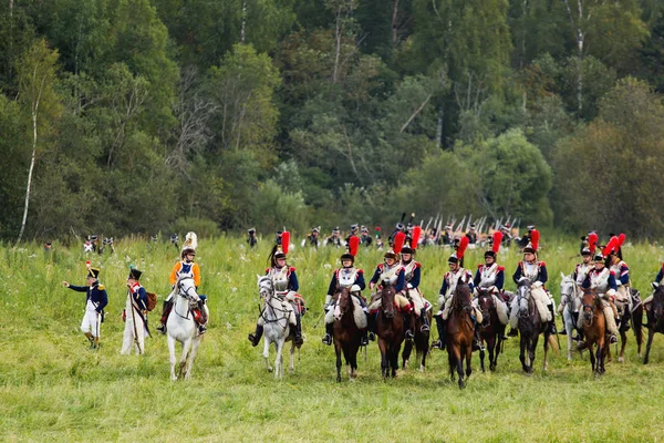Borodino, Ρωσία - 02 Σεπτεμβρίου 2017 - αναπαράσταση της μάχης του Borodino (το πατριωτικό πόλεμο του 1812 έτους). Οι τουρίστες να παρακολουθήσετε την απόδοση από την περιφραγμένη θέσεις. Περιφέρεια Μόσχας, Ρωσία. — Φωτογραφία Αρχείου