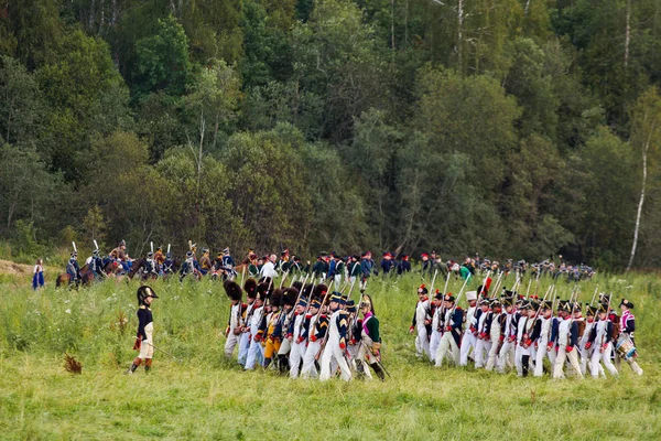 BORODINO, RÚSSIA - 02 de setembro de 2017 - Reconstituição da batalha de Borodino (a guerra patriótica de 1812 anos). Turistas assistir o desempenho a partir dos lugares cercados. Moscovo, Rússia . — Fotografia de Stock